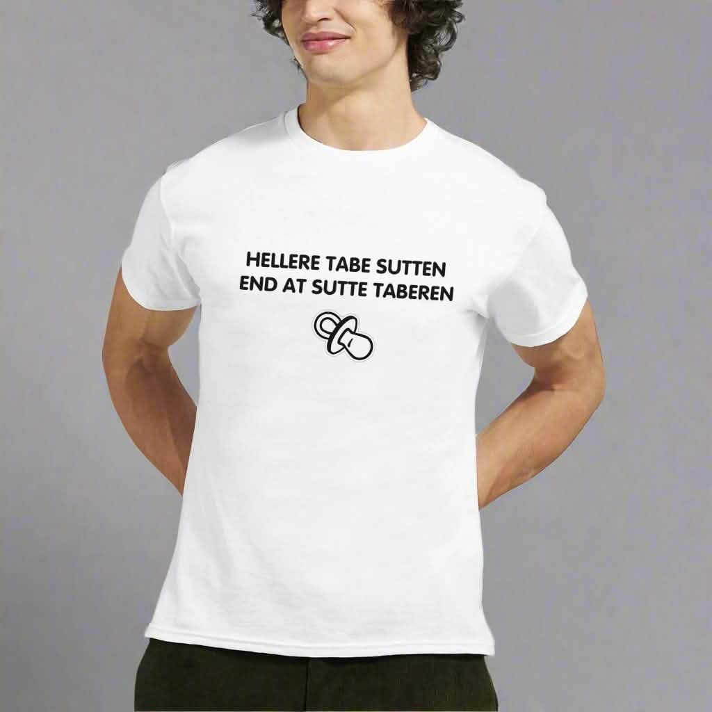 HELLERE TABE SUTTEN, END AT SUTTE TABEREN ❌ T-SHIRT - Danske Bluser